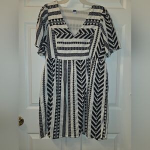 Old Navy Black & White Geometric V-Neck Women's Dress with pockets